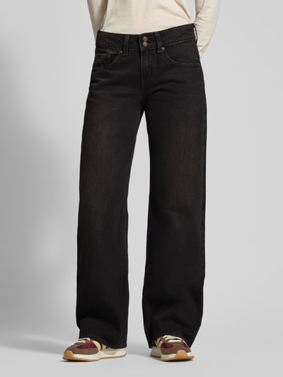 Frauenmodel trägt Superlow Loose Fit Jeans mit Eingrifftaschen von Levi's®, schwarze Baumwolle, lockerer Schnitt, Nahaufnahme Oberkörper.