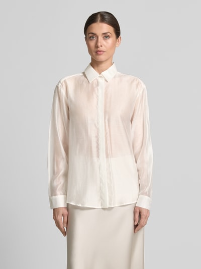 Frauenmodel trägt Regular Fit Bluse aus Lyocell-Mix in semitransparentem Design von Jake*s Cocktail in Beige mit Hemdblusenkragen, verdeckte Knopfleiste, Ganzkörperansicht von vorne.