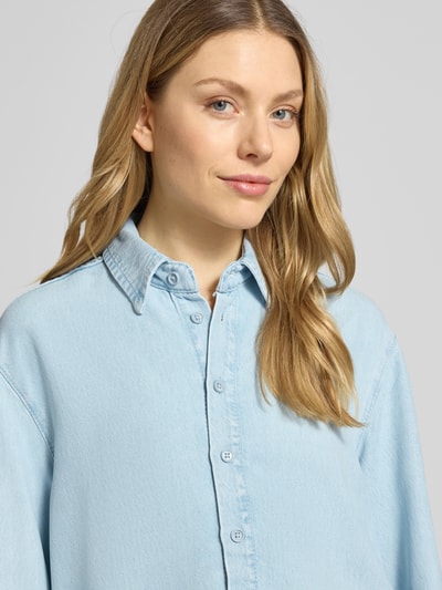 Frauenmodel trägt Relaxed Fit Hemdjacke aus Lyocell in Denim-Optik von MAC, hellblau, Knopfleiste, Hemdblusenkragen, Nahaufnahme Oberkörper. Rückenlänge bei Größe S: 68 cm, Schulterbreite: 45 cm, Brustweite: 53 cm, Ärmellänge: 60 cm.