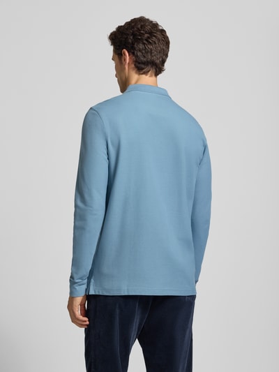 Męski model nosi Regular Fit Langarm-Poloshirt mit Label-Stitching od Fynch-Hatton, czysta bawełna, krój regular fit, długi rękaw, listwa guzikowa, długość pleców w rozmiarze M 72 cm, pełny widok sylwetki od tyłu