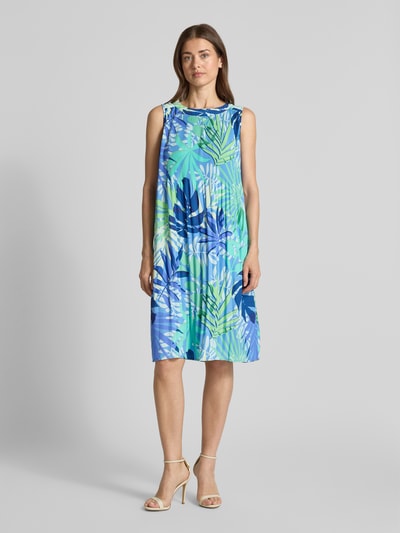 Vrouwenmodel draagt Knielanges Kleid mit Plisseefalten van Betty Barclay, loose fit dames jurk in blauwtinten met groene plissévouwen, ronde hals, knielengte, ruglengte maat 36: 100 cm, borstwijdte maat 36: 45 cm, geheelvooraanzicht.