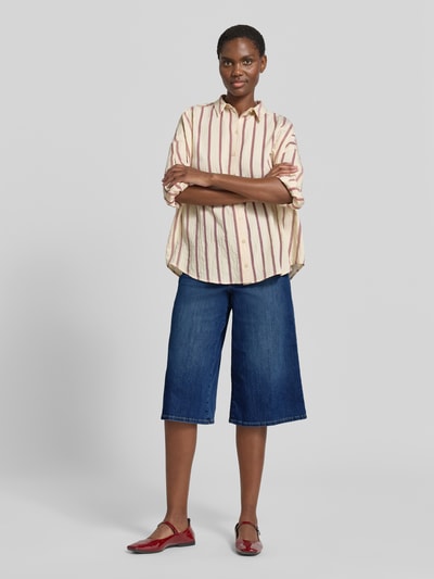 Frauenmodel trägt Bermudas im 5-Pocket-Design Modell 'Liv' von Angels aus blauem Baumwoll-Mix mit weitem Bein und Stretch, Ganzkörperansicht von vorne.