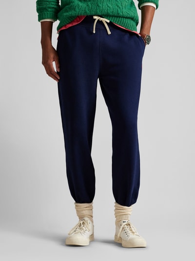 Mężczyzna nosi Regular Fit Sweatshorts aus Baumwoll-Mix od Polo Ralph Lauren, granatowy, krój regular fit, logo-stitching, kieszenie boczne, materiał bawełniany, widok całej sylwetki z przodu.