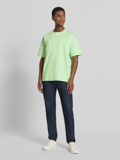 Männermodel trägt Oversized T-Shirt mit Rundhalsausschnitt von Lindbergh aus Reine Baumwolle, Rückenlänge 69 cm bei Größe M, Ganzkörperansicht von vorne.