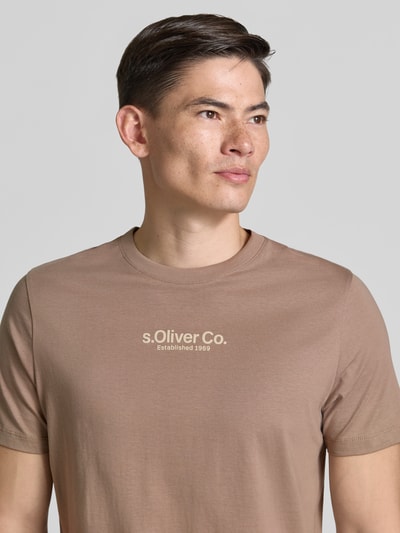 Männermodel trägt Regular Fit T-shirt aus puur katoen van s.Oliver RED LABEL, look: effen, labelprint, ronde hals, korte mouw, nahaufnahme bovenlichaam.