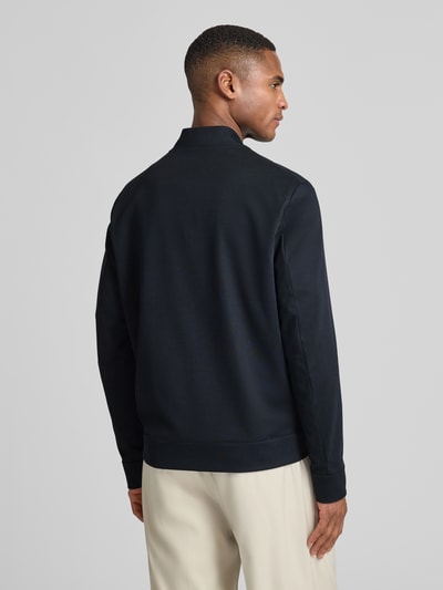 Męski model nosi Regular Fit Sweatjacke mit Viskose-Anteil Modell 'Cross' od CINQUE, czarny kolor, gładka faktura, widok całej sylwetki od tyłu.