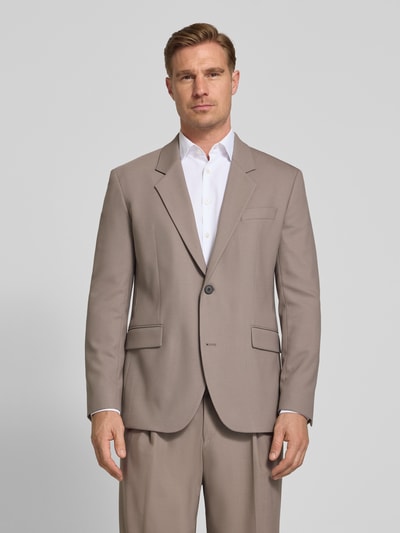 Männermodel trägt Regular Fit Anzugsakko mit Viskose-Anteil Modell 'Karlo243X' von HUGO in Optik: Unifarben, Twill, Ganzkörperansicht von vorne.