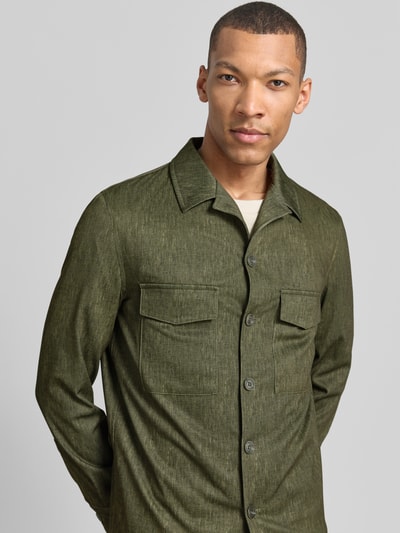 Männermodel trägt Slim Fit Hemdjacke mit borstzakken model 'Constantin' van CG - Club of Gents, materiaalmix met viscose, reverskraag, groene tinten, ruglengte bij maat 50 is 75 cm, nahaufnahme bovenlichaam