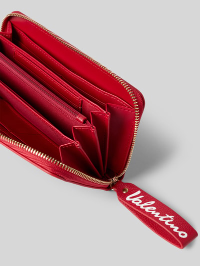 Produktfoto, rotes Portemonnaie in Leder-Optik Modell 'Ryta' von VALENTINO BAGS mit Hauptfach, Reißverschluss und Logo-Detail, Nahaufnahme