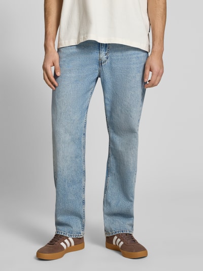 Mannenmodel draagt Jeans met 5-pocketmodel van Levi's®, puur katoen, recht model, knoop- en ritssluiting, bandwijdte 42 cm, binnenbeenlengte 77 cm, lichtblauw, grove textuur, Ganzkörperansicht van voren.