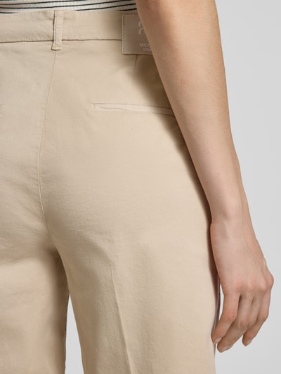 Frauenmodel trägt Regular Fit Bermudas aus Baumwoll-Mix Modell 'STELLA' von Cambio, Optik: Unifarben, Label-Patch, Nahaufnahme Hüfte.