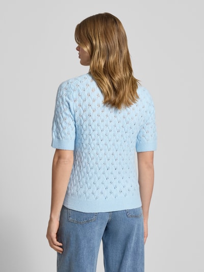 Frauenmodel trägt Regular Fit Pullover mit Woll-Anteil Modell 'LELOU' von Pieces, Optik: unifarben, Strick, Ganzkörperansicht Rückansicht.