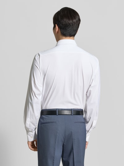 Männermodel trägt Regular Fit Businesshemd mit Kentkragen Modell 'JOE' van BOSS, effen wit, met manchetten en labelapplicatie, performance-stretch-jersey, volledige knoopsluiting, Ganzkörperansicht Rückansicht.
