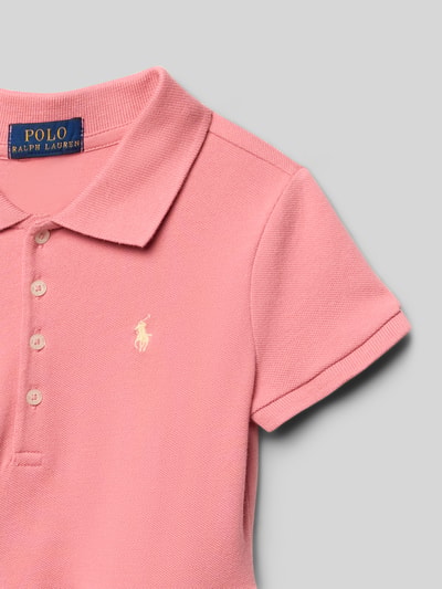 Mädchen trägt Polokleid aus Baumwollmix mit Labelstitching von Polo Ralph Lauren Kids, Optik: Unifarben, Kurzarm, Nahaufnahme Oberkörper.