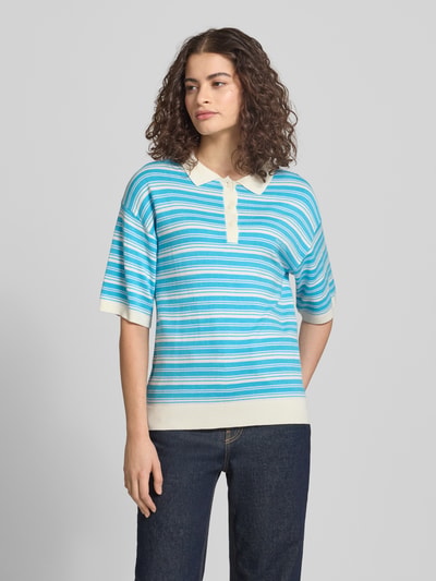 Frauenmodel trägt Strickshirt mit Polokragen Modell 'VILDA' von JJXX, Viskose-Mix, Gerader-Schnitt, Logo-Stitching, 1/2-Arm, Ganzkörperansicht von vorne.