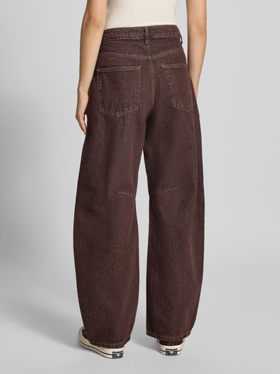 Frauenmodel trägt Barrel Fit Jeans im 5-Pocket-Design von Topshop, reine Baumwolle, brauner Denim, Ganzkörperansicht Rückansicht.