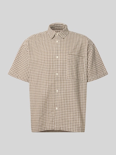 Produktfoto, Loose Fit Freizeithemd aus reiner Baumwolle Modell 'DAVES' von Only & Sons mit Allover-Muster kariert, Kentkragen, Kurzarm, einreihiger Knopfleiste und Brusttasche, beige-braune Töne, glatte Textur