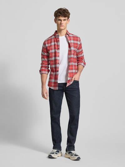 Mannelijk model draagt Straight Leg Jeans aus Baumwoll-Mix Modell 'CASH' van Pepe Jeans, donkerblauw, 5-pocket, vooraanzicht full-body.