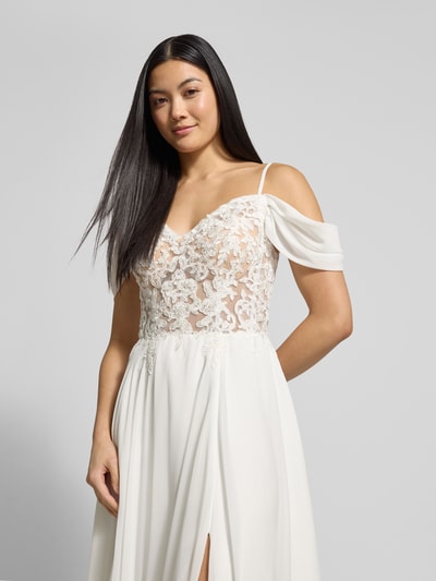 Kobiece model prezentuje Brautkleid mit Spaghettiträger von Luxuar, taliowany krój, dekolt w kształcie serca, wszyty zamek błyskawiczny, halka pod spódnicę, długość tyłu 138 cm, szerokość klatki piersiowej 40 cm, jasny kolor, koronkowe detale, gładka tekstura, widok na górną część ciała z przodu.