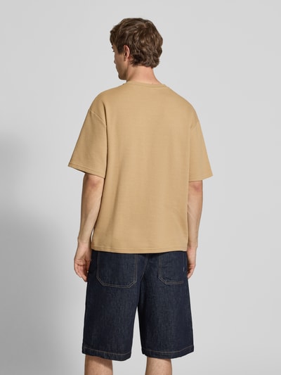 Männermodel trägt T-Shirt mit Strukturmuster und Rundhalsausschnitt Modell 'PETER' von Redefined Rebel, Beige, Baumwoll-Mix, Relaxed-Fit, Rückenlänge bei Größe M: 70 cm, Ganzkörperansicht Rückansicht.