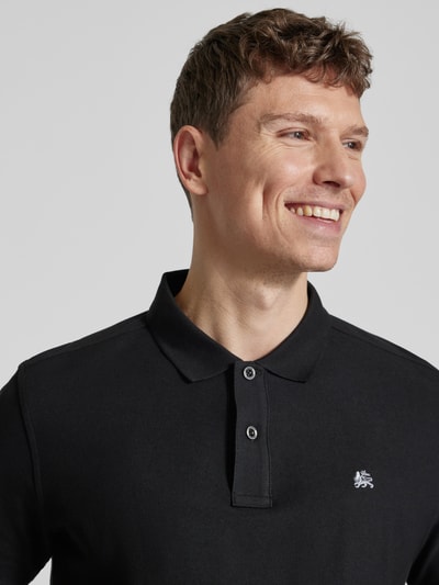 Männermodel trägt Regular Fit Poloshirt mit Logo-Stitching Modell 'Performance' von Lerros, Schwarz, Baumwoll-Mix, Nahaufnahme Oberkörper.