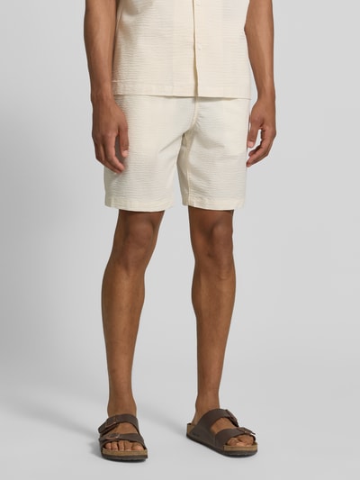 Männermodel trägt Loose Fit Shorts aus Baumwoll-Mix von Lacoste, Optik:Allover-Muster, Passform: Regular-Fit, Seersucker, Ganzkörperansicht von vorne.
