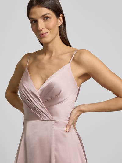 Frauenmodel trägt Regular Fit Abendkleid in Wickel-Optik von Luxuar, rosafarbener Satin mit Spaghettiträgern und Reißverschluss, Nahaufnahme Oberkörper. Rückenlänge bei Größe 36: 131 cm, Brustweite bei Größe 36: 34 cm.