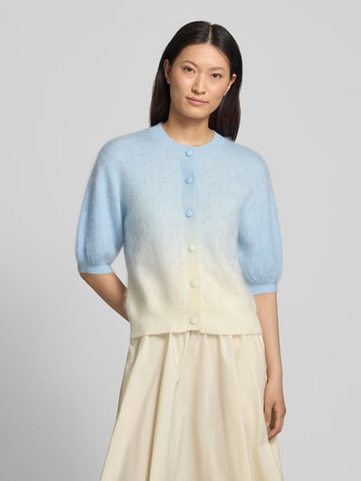 Frauenmodel trägt Strickjacke aus Kaschmir-Baumwoll-Mix mit 1/2-Arm von HERZENS, Farbverlauf in Hellblau und Creme, Regular-Fit, Rundhalsausschnitt, Knopfleiste, Puffärmel, glatte Textur, Rückenlänge 56 cm, Ärmellänge 26 cm, Nahaufnahme Oberkörper.