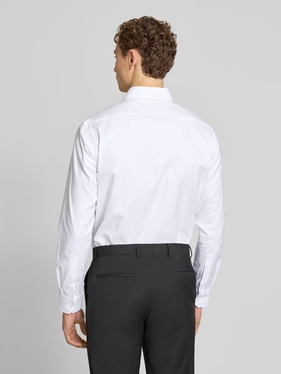 Männermodel trägt Regular Fit Businesshemd aus Baumwoll-Mix Modell 'H-JOE-SPREAD' von BOSS, Optik: Unifarben, Ganzkörperansicht Rückansicht.
