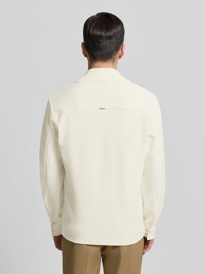 Männermodel trägt Hemdjacke mit Reverskragen von Antony Morato in Creme, lockerer Schnitt, Baumwoll-Mix, Ganzkörperansicht Rückansicht.