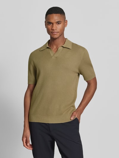 Männermodel trägt Strickshirt mit Polokragen und V-Ausschnitt von JAKE*S STUDIO MEN aus Baumwoll-Mix in Oliv, Regular-Fit, Nahaufnahme Oberkörper.