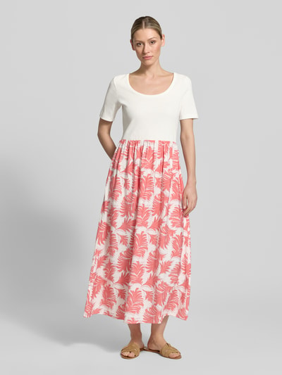 Frauenmodel trägt Tailliertes Freizeitkleid aus Baumwoll-Mix von Tom Tailor in Maxi-Länge, Optik:Allover-Muster, Rundhals, Kurzarm, Ganzkörperansicht von vorne.