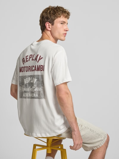 Männermodel trägt T-Shirt mit Label-Print und Rundhalsausschnitt von Replay aus reiner Baumwolle, Regular Fit, Rückenlänge 71 cm, Ganzkörperansicht Rückansicht.