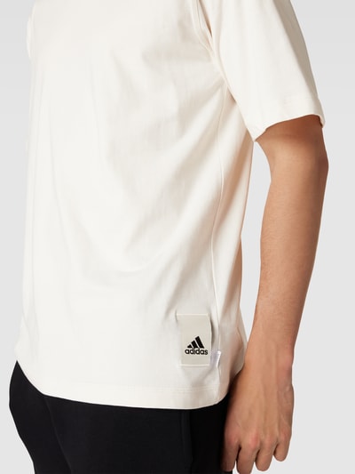 ADIDAS SPORTSWEAR T-Shirt mit Label-Detail Modell 'CAPS TEE' Offwhite 3