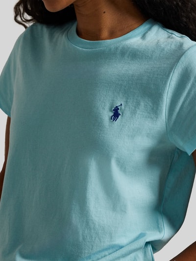 Kobiece model nosi T-shirt mit Label-Stitching von Polo Ralph Lauren z bawełny, krój regular fit, prążkowany okrągły dekolt, wyhaftowane logo, długość tyłu 54 cm w rozmiarze S, jasnoniebieski, zbliżenie na górną część ciała.