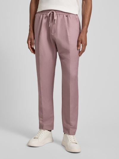 Mężczyznęmodel nosi Regular Fit spodnie z mieszanki lnu i wiskozy model 'NEIL' od Antony Morato, kanty, elastyczny pas, róż, długość wewnętrzna nogawki 74 cm, szerokość w rozmiarze 50: 44 cm, ujęcie całej sylwetki z przodu