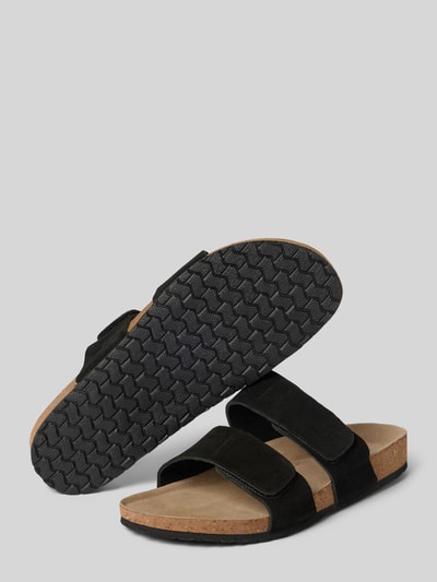 Produktfoto, Sandalette aus Kalbsleder Modell 'MALTA' von Jack & Jones für Herren, Schlupfform, schwarze Riemen mit Klettverschluss, Absatzhöhe 3 cm, strukturierte Sohle, Größe 44, klare Formen, feine Lederverschlüsse.