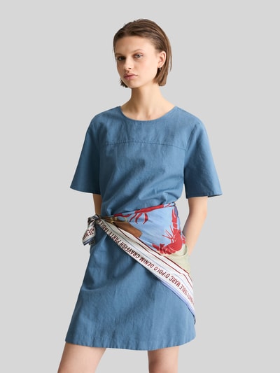 Frauenmodel trägt Tuch aus reiner Viskose mit Motiv-Print - Special Drop von Marc O'Polo Denim, bunte Farben, Allover-Muster, Nahaufnahme Oberkörper.