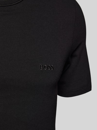 Männermodel trägt Regular Fit T-Shirt aus reiner Baumwolle im 3er-Pack Modell 'CLASSIC' von BOSS, Optik: Unifarben, Label-Schriftzug, Jersey, Nahaufnahme Oberkörper