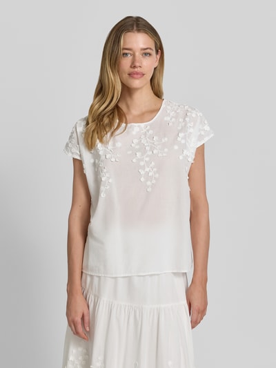 Frauenmodel trägt Regular Fit Bluse mit Rundhalsausschnitt Modell 'FAHIMA' von Soyaconcept aus Reine Baumwolle mit Stitchings, Ganzkörperansicht von vorne. Rückenlänge bei Größe S: 58 cm, Ärmellänge bei Größe S: 22 cm, weißes Textil, zarte florale Strukturen.