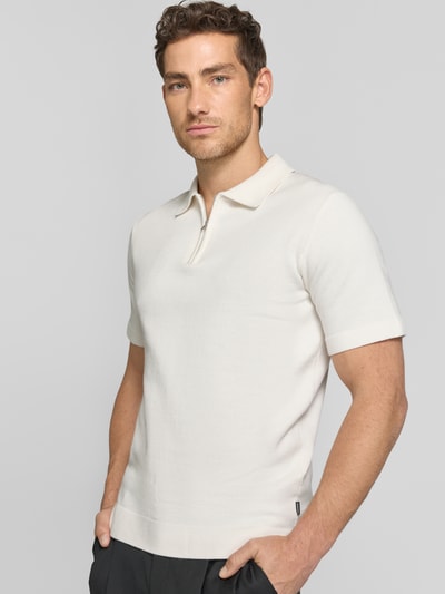 Männermodel trägt Regular Fit Poloshirt mit Reißverschluss Modell 'MILANO' von Jack & Jones Premium aus Bio-Baumwoll-Mix, Farbe hell, Ganzkörperansicht von vorne. Rückenlänge bei Größe M: 68 cm, sichtbares Label-Detail.