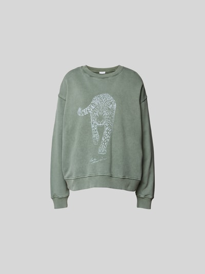Produktfoto, Oversized Sweatshirt mit Motiv-Print von Lala Berlin in Olivgrün aus reiner Baumwolle, elastische Abschlüsse, Rundhalsausschnitt, lockerer Schnitt, Vorderseite zeigt einen weißen grafischen Print, Rückenlänge bei Größe S 57 cm.