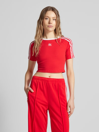 adidas Originals Cropped T-Shirt mit Label-Stitching Rot 4