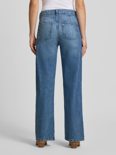 Vrouwenmodel draagt Wide Leg Jeans im Used-Look van Gina Tricot, pure katoen, wide leg, steekzakken, rechte blauwe denim, geheellichaamsaanzicht achteraan.