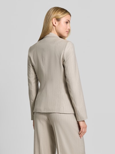 Vrouwenmodel draagt Regular Fit Blazer met viscose van Christian Berg Woman Selection in licht beige met streeppatroon, rugaanzicht. Ruglengte maat 36: 62 cm, borstwijdte: 41 cm, mouwlengte: 48 cm, elastische materiaalmix met Reverskraag, knoopsluiting, klepzakken.