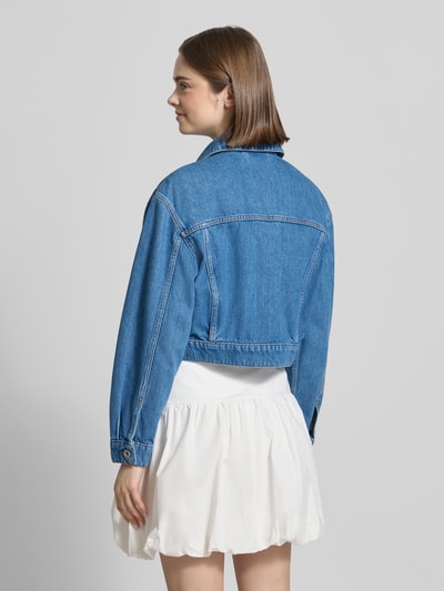 Frauenmodel trägt Regular Fit Jeansjacke Baumwoll-Mix Modell 'GALATEA_B' von Hugo Blue in Denim-Optik, Ganzkörperansicht Rückansicht.