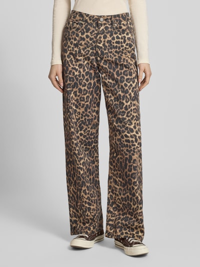 Modelka nosi Wide Leg Hose mit Leo-Muster Modell 'SARAH TOKYO' od JJXX, bawełna z elastanem, szerokość w rozmiarze S/32: 36 cm, długość wewnętrzna nogawki: 79 cm, widok z przodu na całe ciało