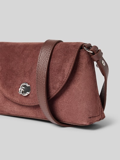 Produktfoto, Shoulder Bag aus echtem Leder Modell 'Nikla' von Coccinelle in Braun, Hauptfach mit Überschlag, strukturierte Textur, Damen Tasche