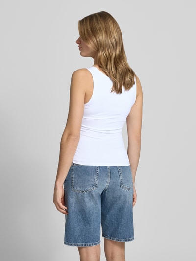Frauenmodel trägt Slim Fit Tank Top mit U-Ausschnitt Modell 'LULA' von Pieces, Optik: Unifarben, breite Träger, Ganzkörperansicht Rückansicht.