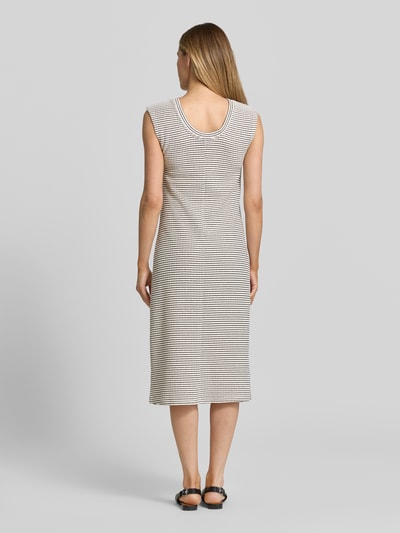 Frauenmodel trägt tailliertes 'Tailliertes Midikleid aus Baumwoll-Mix' von Tom Tailor Denim, dwukolorowy, wzór w paski, mieszanka bawełny, długość midi, bez rękawów, okrągły dekolt, dzianina, widok całej sylwetki z tyłu